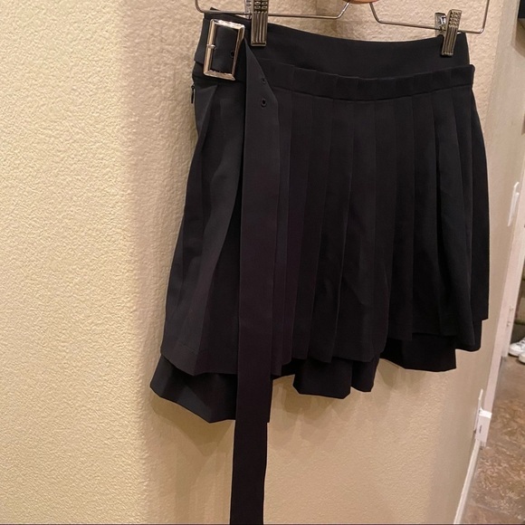 NWT~JUPE VENDUE Black Pleated Buckle Skirts Size Small - Picture 2 of 9